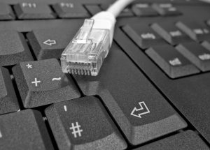 Ein DSL Speedmesser prüft die Geschwindigkeit der Internetverbindung