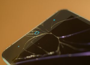 Risse im Handy-Display mit Glasreparaturflüssigkeit reparieren